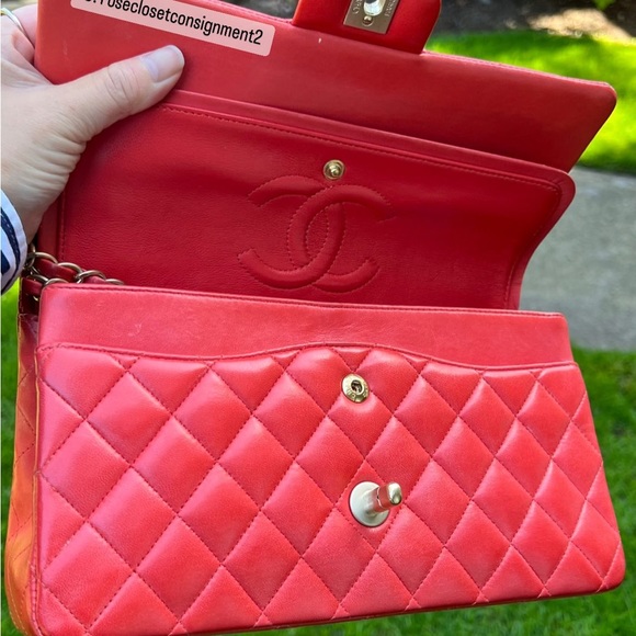 Authentic Chanel Classic Medium double flap in GHW - Picture 7 of 17